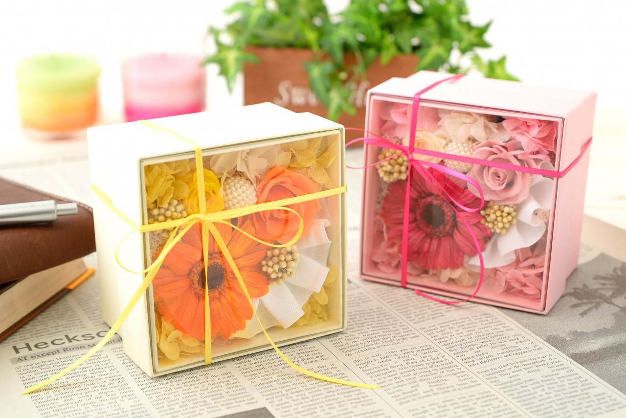 車のフロントガラスの点検をするスタッフ